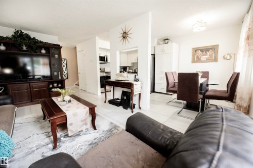 #118 16344 109 St Nw, Edmonton, AB - Indoor Photo Showing Living Room