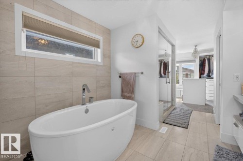 1123 Wahl Place Nw, Edmonton, AB - Indoor Photo Showing Bathroom