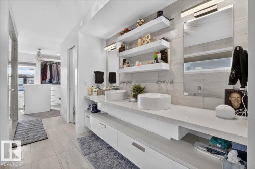 1123 Wahl Place Nw, Edmonton, AB - Indoor Photo Showing Bathroom