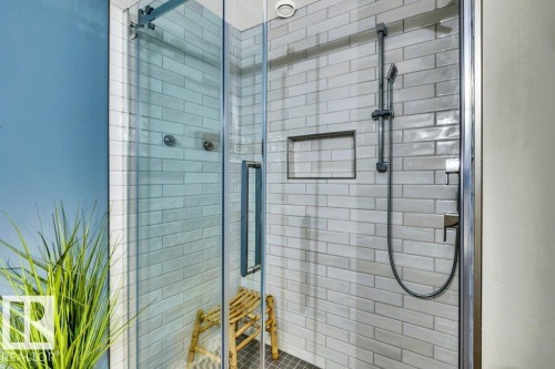 Glass-enclosed shower with subway tile surround, recessed niche, and handheld shower fixture - 180 Crystal Springs Drive, Rural Wetaskiwin County, AB - Indoor Photo Showing Bathroom