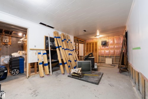 4906 50 Avenue, Lamont, AB - Indoor Photo Showing Garage
