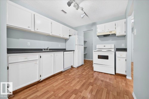 #35 2115 118 St Nw, Edmonton, AB - Indoor Photo Showing Kitchen