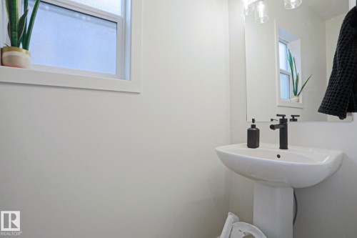 12020 125 Street Nw, Edmonton, AB - Indoor Photo Showing Bathroom
