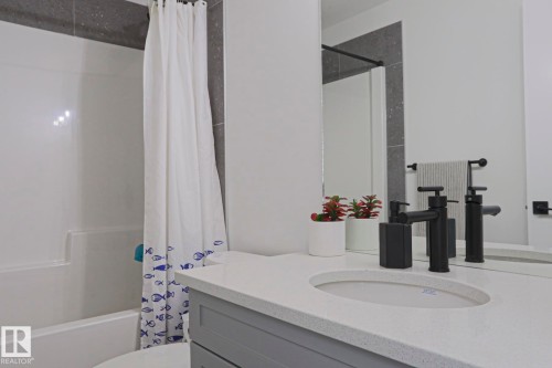 12020 125 Street Nw, Edmonton, AB - Indoor Photo Showing Bathroom