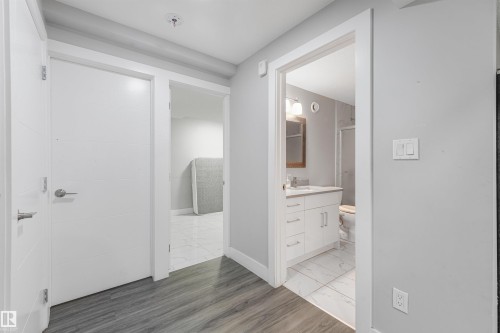 Wood-finish flooring - 3359 13 Avenue Nw, Edmonton, AB 
