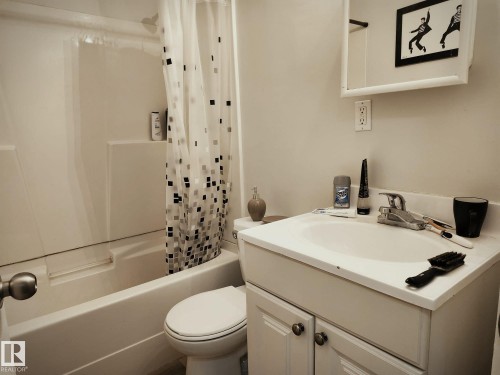 #4 6120 118 Av Nw, Edmonton, AB - Indoor Photo Showing Bathroom