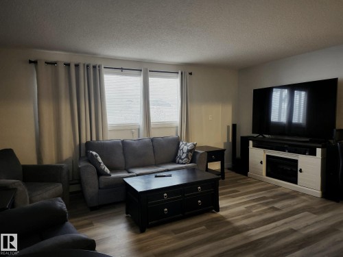 #4 6120 118 Av Nw, Edmonton, AB - Indoor Photo Showing Living Room