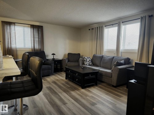 #4 6120 118 Av Nw, Edmonton, AB - Indoor Photo Showing Living Room