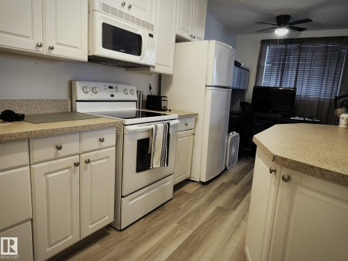 #4 6120 118 Av Nw, Edmonton, AB - Indoor Photo Showing Kitchen