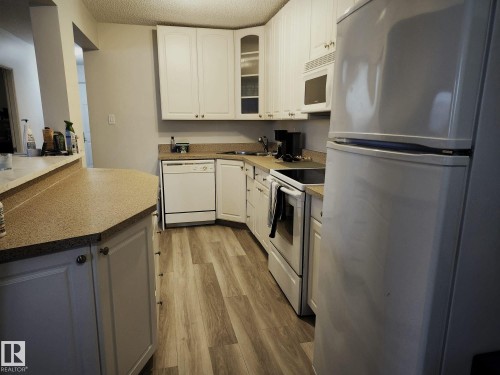#4 6120 118 Av Nw, Edmonton, AB - Indoor Photo Showing Kitchen