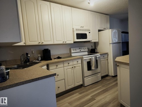 #4 6120 118 Av Nw, Edmonton, AB - Indoor Photo Showing Kitchen