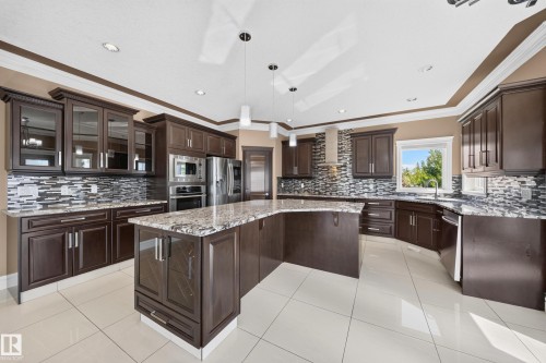 7103 168 Avenue Nw, Edmonton, AB - Indoor Photo Showing Kitchen With Upgraded Kitchen