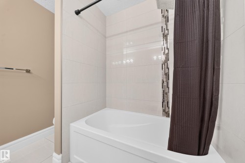 7103 168 Avenue Nw, Edmonton, AB - Indoor Photo Showing Bathroom