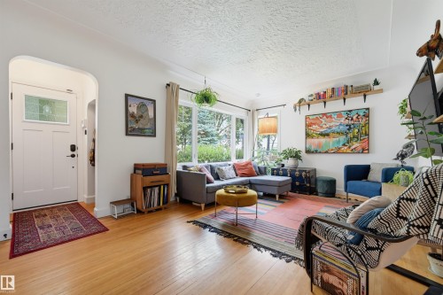 11635 126 Street Nw, Edmonton, AB - Indoor Photo Showing Living Room
