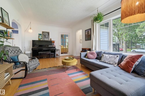 11635 126 Street Nw, Edmonton, AB - Indoor Photo Showing Living Room