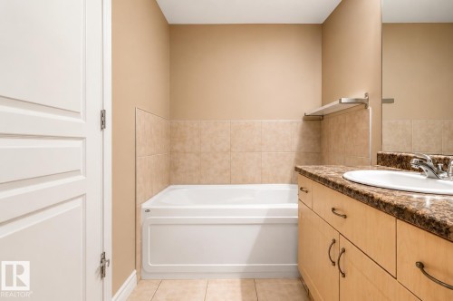#59 3010 33 Av Nw, Edmonton, AB - Indoor Photo Showing Bathroom