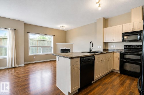 #59 3010 33 Av Nw, Edmonton, AB - Indoor Photo Showing Kitchen