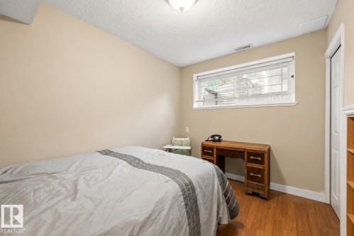 618 Willow Court Nw, Edmonton, AB - Indoor Photo Showing Bedroom