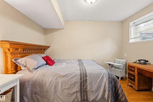 618 Willow Court Nw, Edmonton, AB - Indoor Photo Showing Bedroom