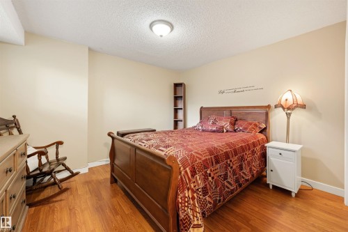 618 Willow Court Nw, Edmonton, AB - Indoor Photo Showing Bedroom