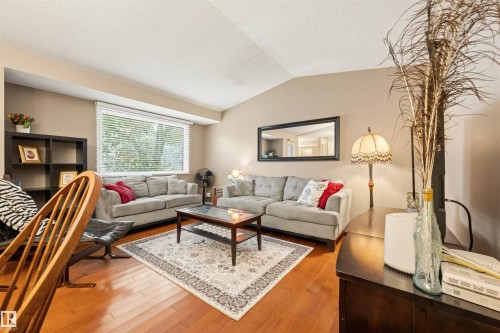 618 Willow Court Nw, Edmonton, AB - Indoor Photo Showing Living Room