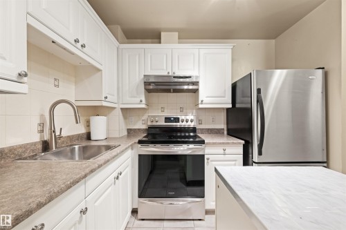618 Willow Court Nw, Edmonton, AB - Indoor Photo Showing Kitchen