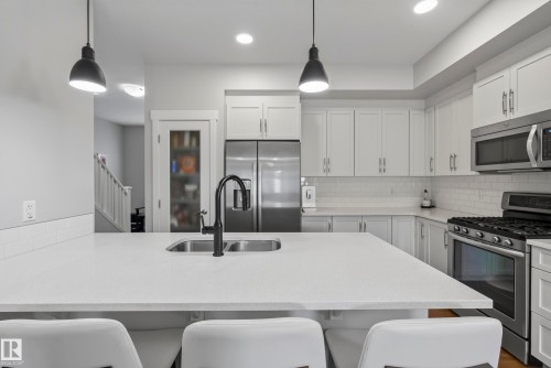 21711 99 Avenue Nw, Edmonton, AB - Indoor Photo Showing Kitchen With Double Sink With Upgraded Kitchen