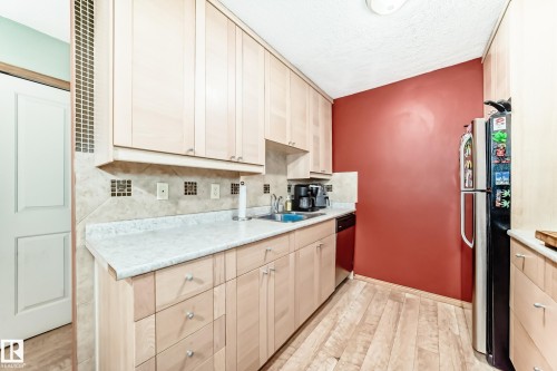 3151 139 Avenue Nw, Edmonton, AB - Indoor Photo Showing Kitchen