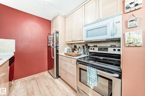 3151 139 Avenue Nw, Edmonton, AB - Indoor Photo Showing Kitchen