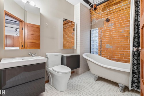 #401 10249 104 St Nw, Edmonton, AB - Indoor Photo Showing Bathroom