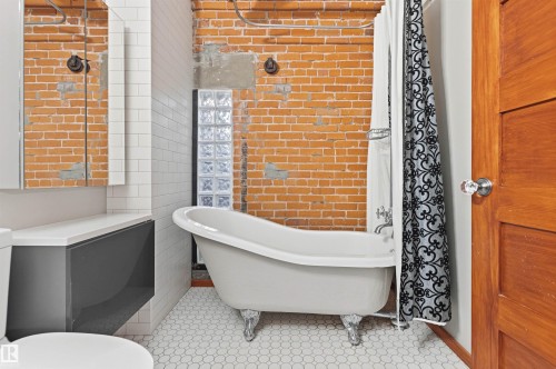 #401 10249 104 St Nw, Edmonton, AB - Indoor Photo Showing Bathroom