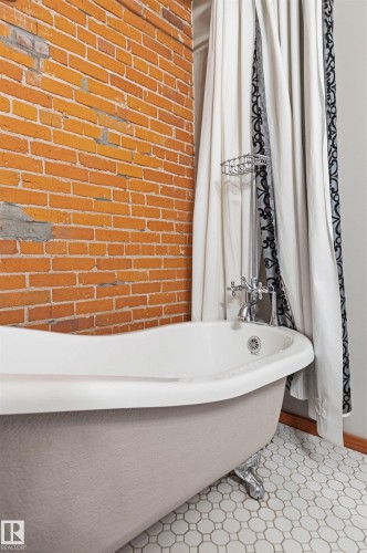 #401 10249 104 St Nw, Edmonton, AB - Indoor Photo Showing Bathroom