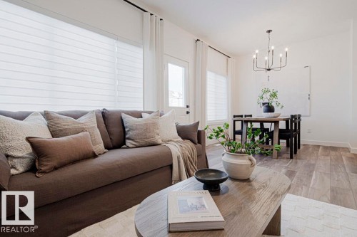 923 17 Avenue Nw, Edmonton, AB - Indoor Photo Showing Living Room