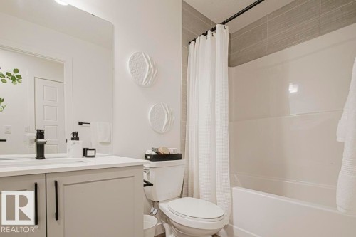 923 17 Avenue Nw, Edmonton, AB - Indoor Photo Showing Bathroom