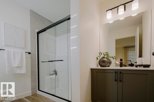 923 17 Avenue Nw, Edmonton, AB - Indoor Photo Showing Bathroom