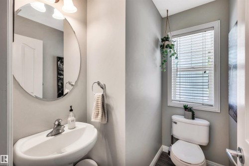 9804 145 Avenue Nw, Edmonton, AB - Indoor Photo Showing Bathroom