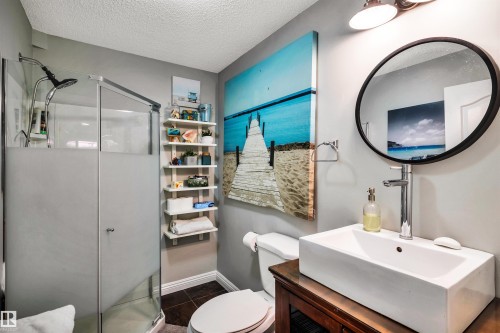 9804 145 Avenue Nw, Edmonton, AB - Indoor Photo Showing Bathroom