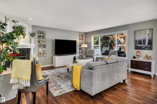 9804 145 Avenue Nw, Edmonton, AB - Indoor Photo Showing Living Room