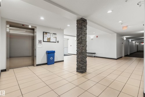#401 9523 160 Av Nw, Edmonton, AB - Indoor Photo Showing Other Room