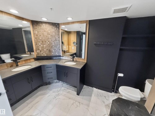 #803 10028 119 St Nw, Edmonton, AB - Indoor Photo Showing Bathroom