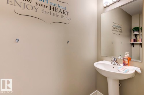 2339 Ware Crescent Nw, Edmonton, AB - Indoor Photo Showing Bathroom