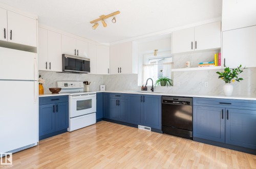 435 Ormsby Road Nw, Edmonton, AB - Indoor Photo Showing Kitchen