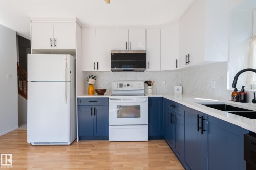 435 Ormsby Road Nw, Edmonton, AB - Indoor Photo Showing Kitchen