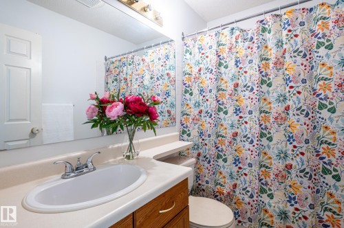 435 Ormsby Road Nw, Edmonton, AB - Indoor Photo Showing Bathroom