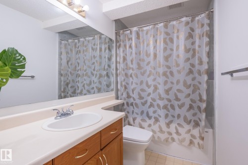435 Ormsby Road Nw, Edmonton, AB - Indoor Photo Showing Bathroom