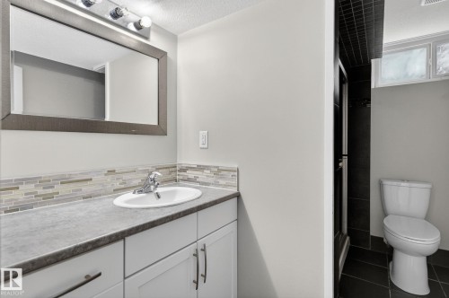 7804 136 Avenue Nw, Edmonton, AB - Indoor Photo Showing Bathroom