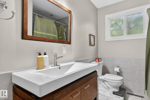 7804 136 Avenue Nw, Edmonton, AB - Indoor Photo Showing Bathroom
