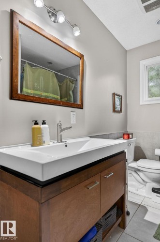 7804 136 Avenue Nw, Edmonton, AB - Indoor Photo Showing Bathroom