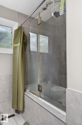 7804 136 Avenue Nw, Edmonton, AB - Indoor Photo Showing Bathroom