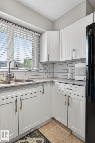 7804 136 Avenue Nw, Edmonton, AB - Indoor Photo Showing Kitchen With Double Sink
